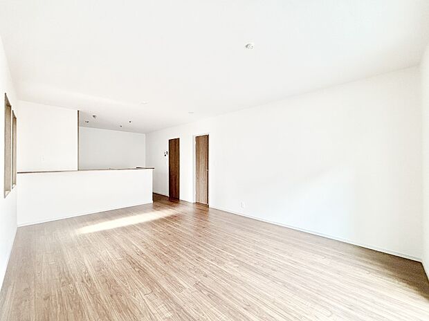 【リビングダイニング】明るい陽光が注ぎ、寛ぎの雰囲気に満たされるリビング・ダイニング。