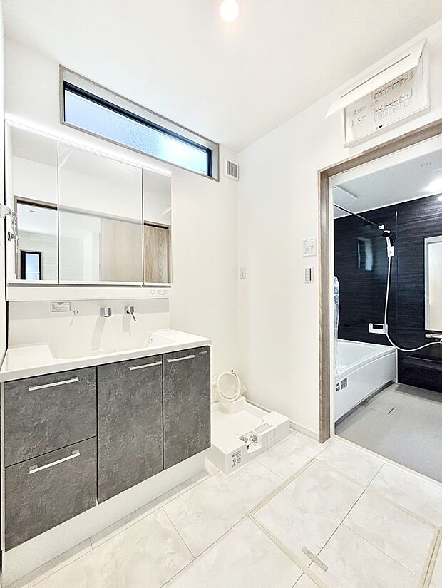 【脱衣場】柔らかな朝の光を感じられる窓がついた洗面室