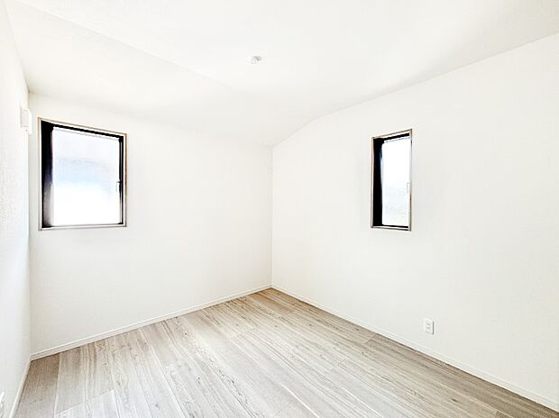 【子供部屋】２面採光で気持ちよく自然光が取り入れられるのでお子様のお部屋にもピッタリ