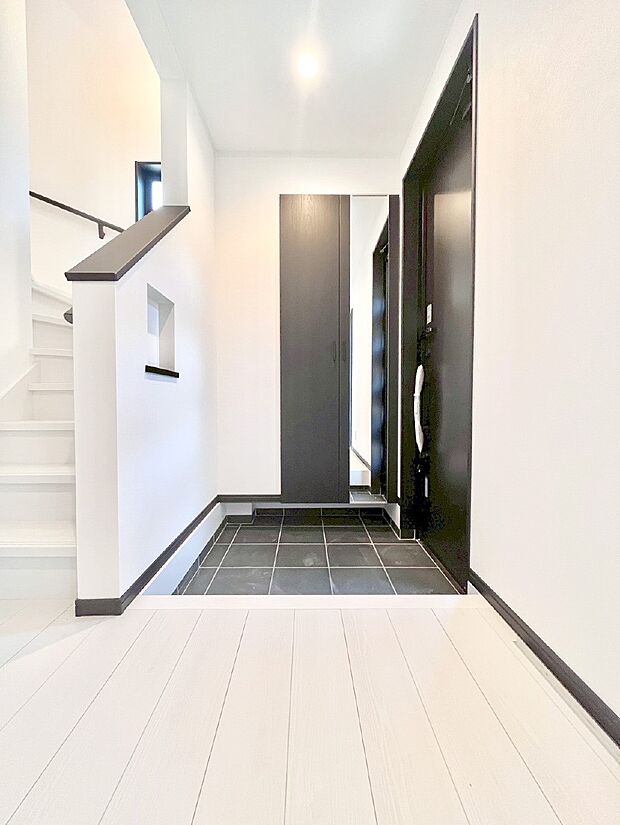 【玄関】明るい玄関はお客様をお出迎えするのにぴったりです!