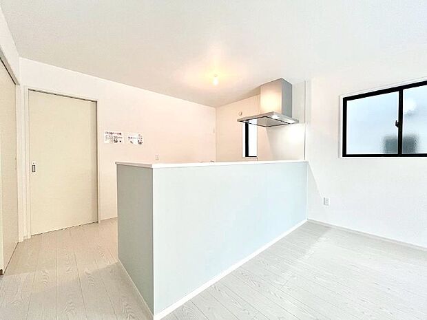 【ダイニングキッチン】料理をしながらでもご家族との会話を楽しめる対面キッチン