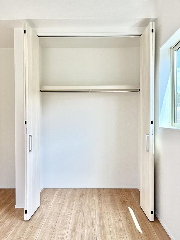 【収納】洋室のクローゼット。奥行きがあるので厚手の衣類もすっきり収まります。