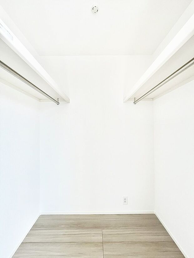 【ウォークインクローゼット】衣類をハンガーに掛けたまま収納できるWIC。衣類の整理整頓がしやすくて便利です!