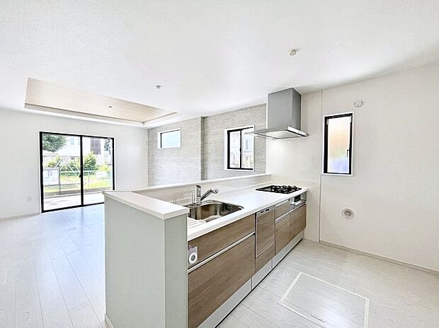 【ダイニングキッチン】カウンター越しに楽しいおしゃべり。いつものお料理がもっと美味しくなりそうですね。 