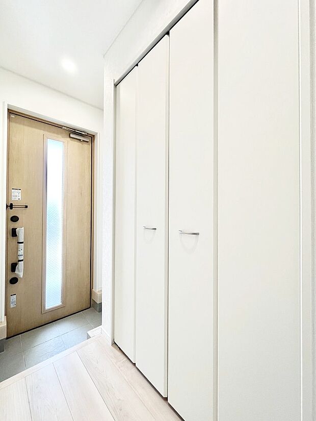 【玄関】天井まである玄関収納で、家族全員の靴もすっきり収納!