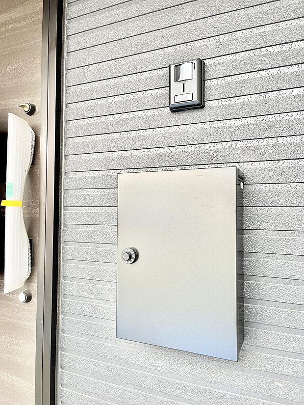 【その他現地】シンプルデザインのポスト。