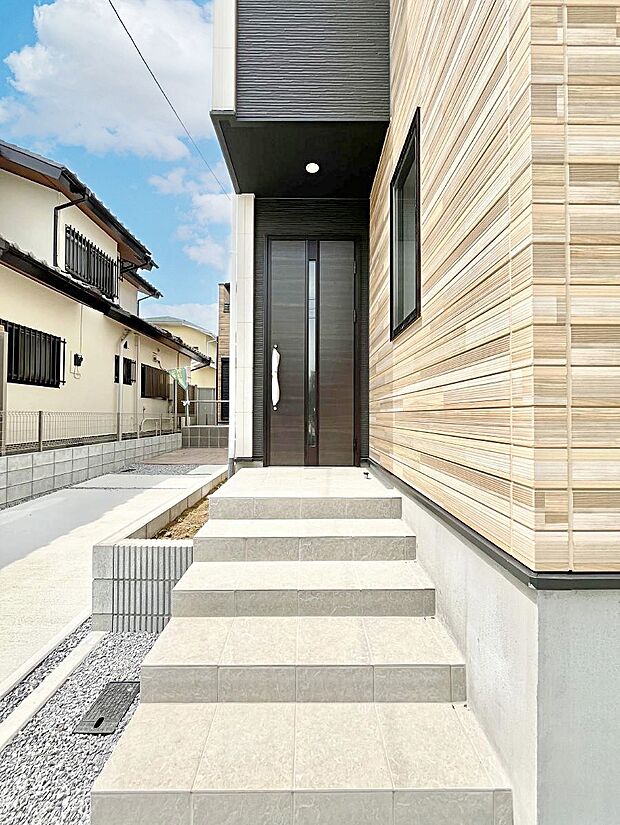 【玄関】玄関前は雨が降っても濡れにくい屋根付き