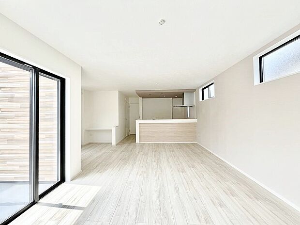 【ダイニング】明るい陽光が注ぎ、寛ぎの雰囲気に満たされるダイニング。