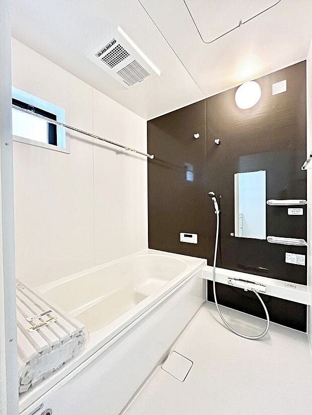 【浴室】落ち着きのあるダークカラーを基調にしたバスルームで1日の疲れをリフレッシュ!