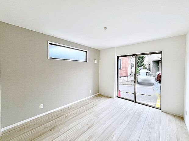 【洋室】2面採光を確保した明るい空間。家族みんなが快適な暮らしを実現する設計です。