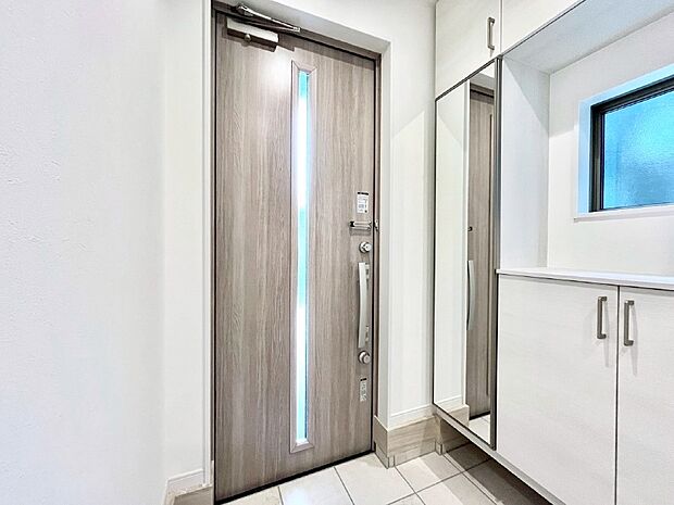 【玄関】飾り棚を利用して、お越しいただくお客様をおもてなしできます。