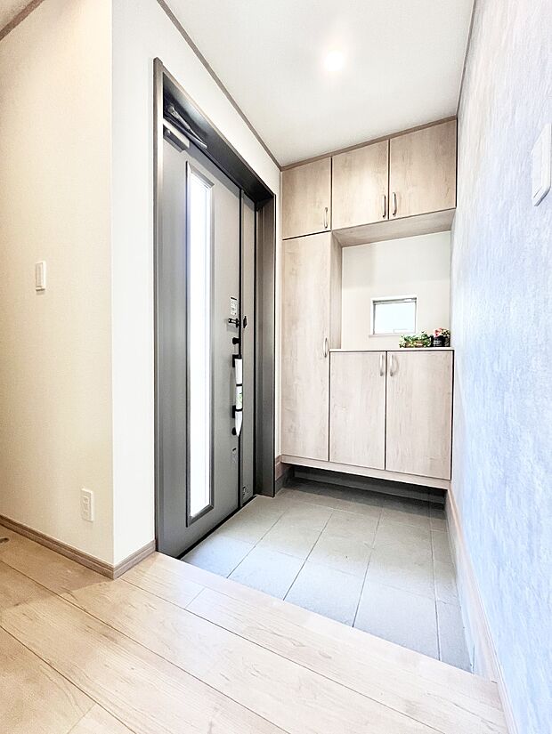 【玄関】下駄箱はご家族の写真や季節のインテリアで飾り棚として演出できます