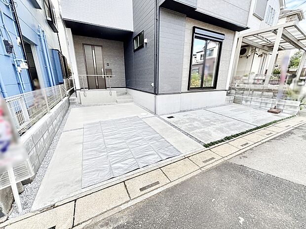 【駐車場】目の前が駐車場だと雨の日も大量にお買い物をした時も便利ですよね。