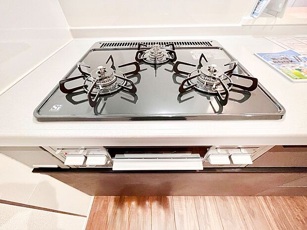 【その他設備(Siセンサーコンロ)】ガスコンロはSiセンサー搭載。火力調節や焦げ付き・消し忘れも防いでくれます。