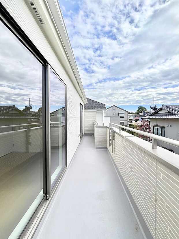 【バルコニー】ゆったりバルコニーだから沢山お洗濯ものを干せます。