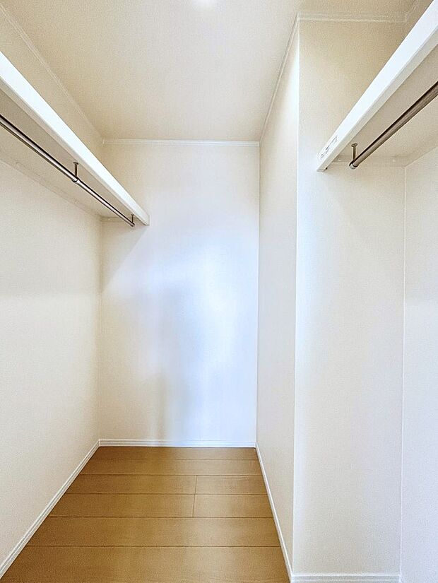 【ウォークインクローゼット】ウォークインクローゼット付きで生活空間を広く利用できます。
