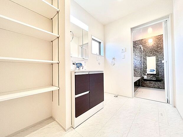 【脱衣場】清潔感のある快適空間です。毎日の身支度も気持ち良くお使い頂けます。