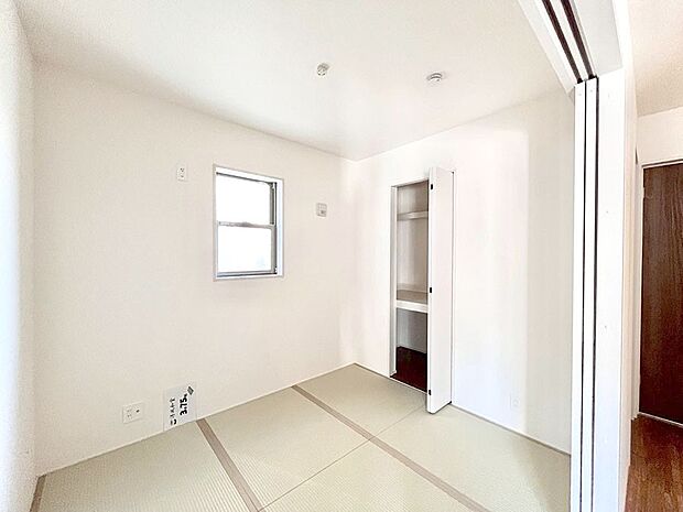 【和室】柔らかい畳の空間は、お子様の遊び場や来客時のおもてなしの場所として重宝します。