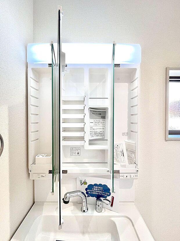 【三面鏡裏収納】三面鏡の裏に、化粧品や衛生用品などを収納可能。洗面台をすっきりと保ちます!