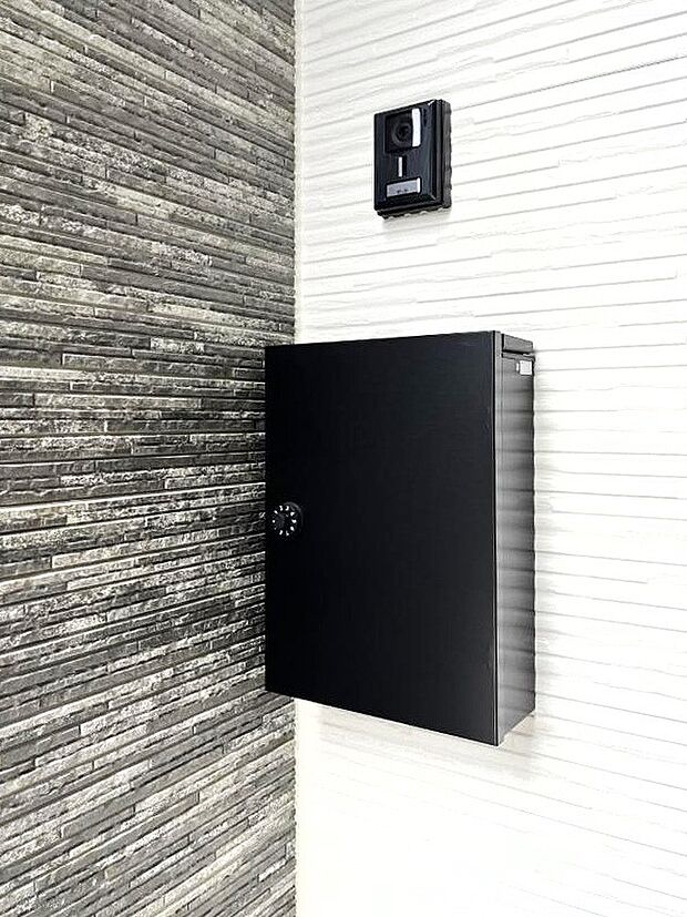 【その他現地】シンプルデザインのポスト。