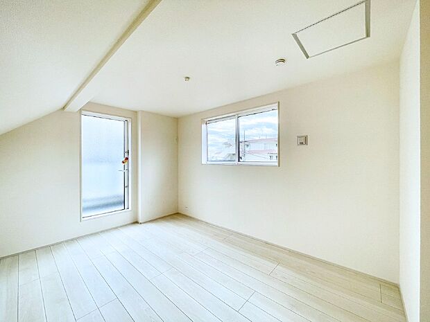 【洋室】明るいバルコニーサイドに洋室を設置。目覚めの良い寝室に。