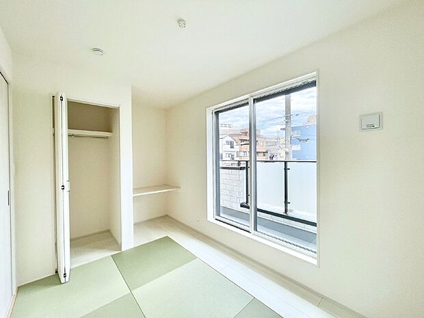 【和室】リビングと隣り合っている和室。ほっと一息できる和の空間です。