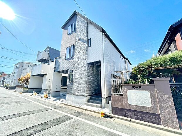 【現地外観写真】シンプルで落ち着きのある建物は住むかたの個性でオリジナルなものになっていきます。