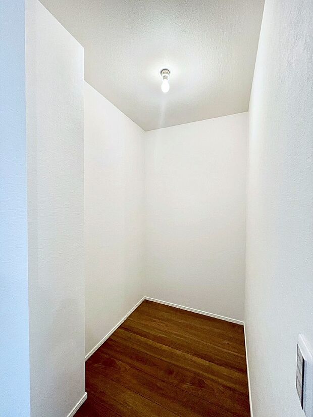 【ウォークインクローゼット】ウォークインクローゼット付きで生活空間を広く利用できます。