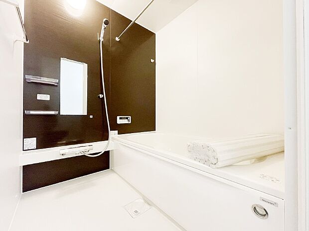 【浴室】一日の疲れを癒してくれる明るい清潔感のあるバスルーム