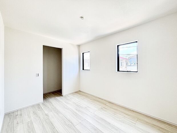 【子供部屋】窓からのやさしい光が心地よいプライベートルーム