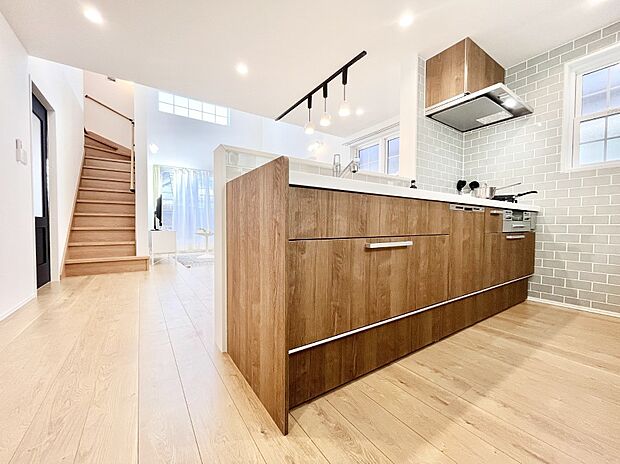 【ダイニングキッチン】料理をしながらご家族との会話を楽しめる対面カウンターキッチン