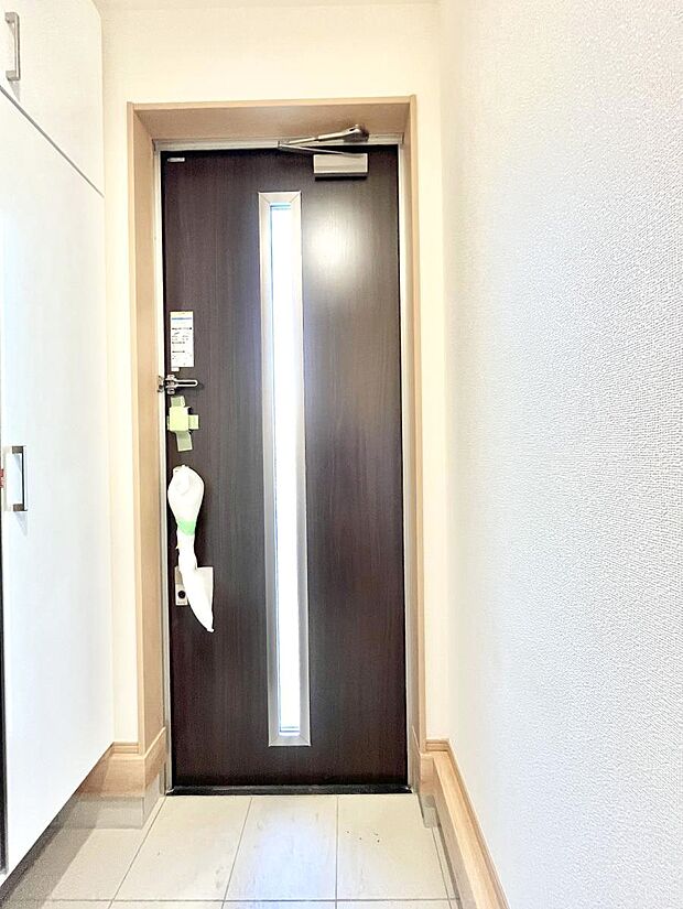 【玄関】明るい玄関はお客様をお出迎えするのにぴったりです!