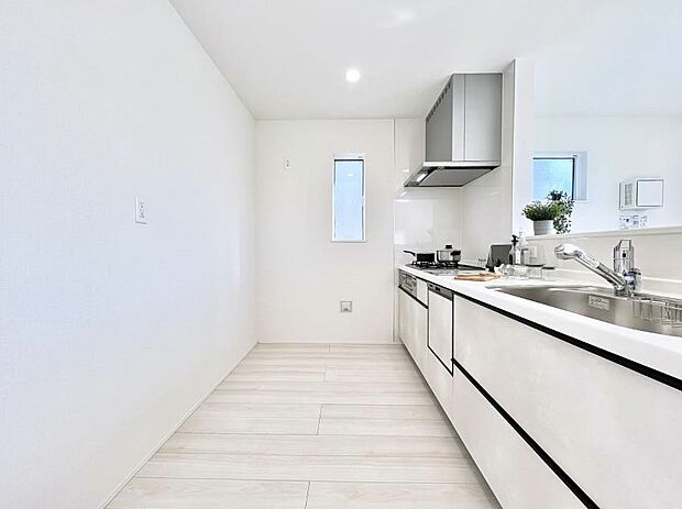 【ダイニングキッチン】爽やかな風が通り抜けるキッチン。窓があるので明るく換気にも役立ちます。