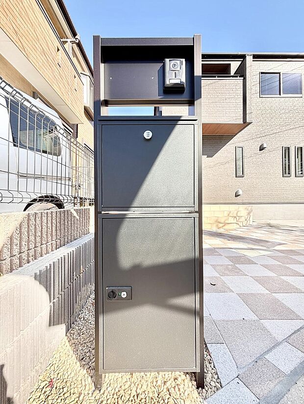 【その他現地】シンプルデザインのポスト。