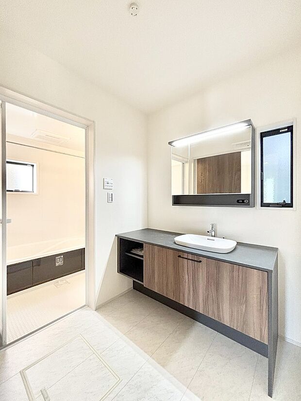 【脱衣場】身支度もスムーズにおこなえる脱衣場。  