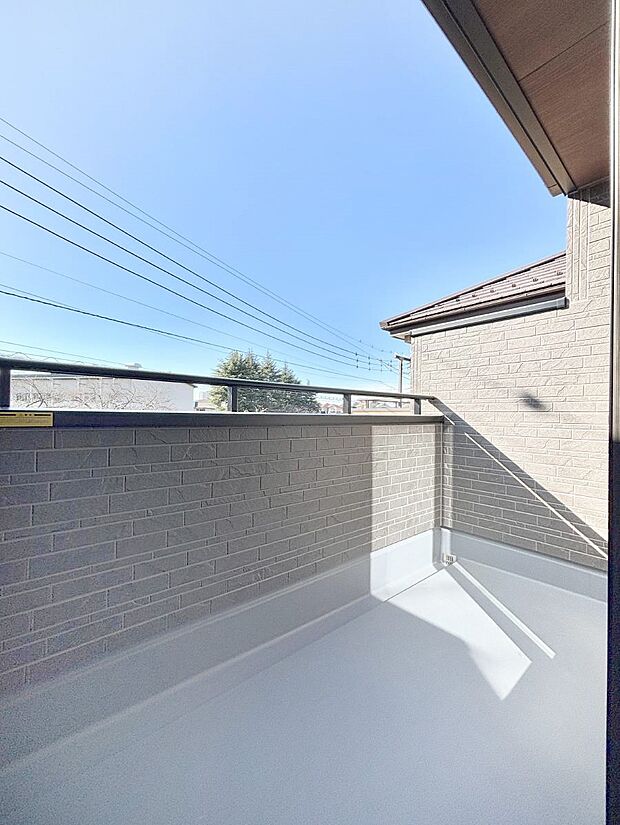 【バルコニー】ゆったりバルコニーだから沢山お洗濯ものを干せます。