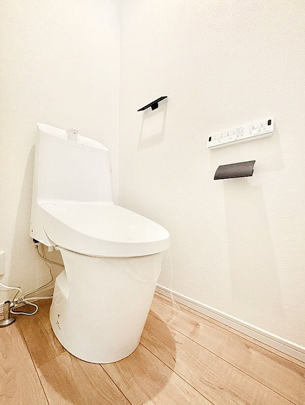 【トイレ】清潔感のあるトイレは1階と2階それぞれに配置