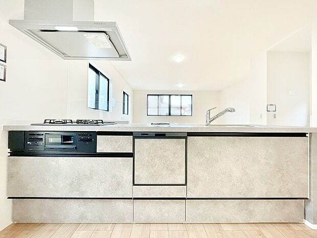 【ダイニングキッチン】カウンター越しに楽しいおしゃべり。いつものお料理がもっと美味しくなりそうですね。