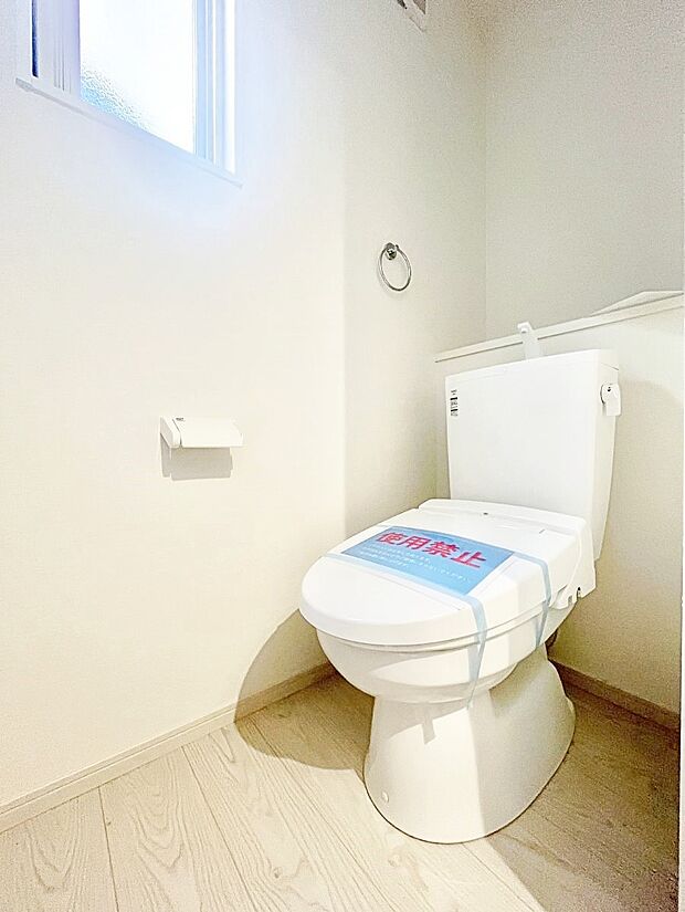 【トイレ】清潔感あるシャワートイレ。小窓から光が注ぎ込みます！