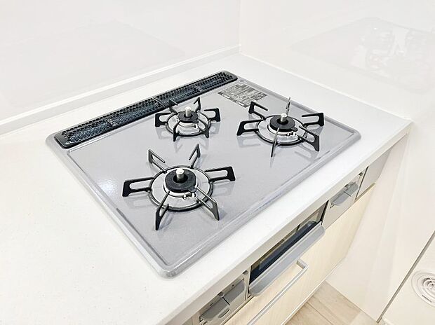 【Ｓｉセンサーコンロ】ガスコンロはＳｉセンサー搭載。火力調節や焦げ付き・消し忘れも防いでくれます。