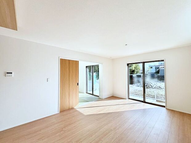 【リビングダイニング】自然光が取り込まれ、家族団らんの場所を明るく演出