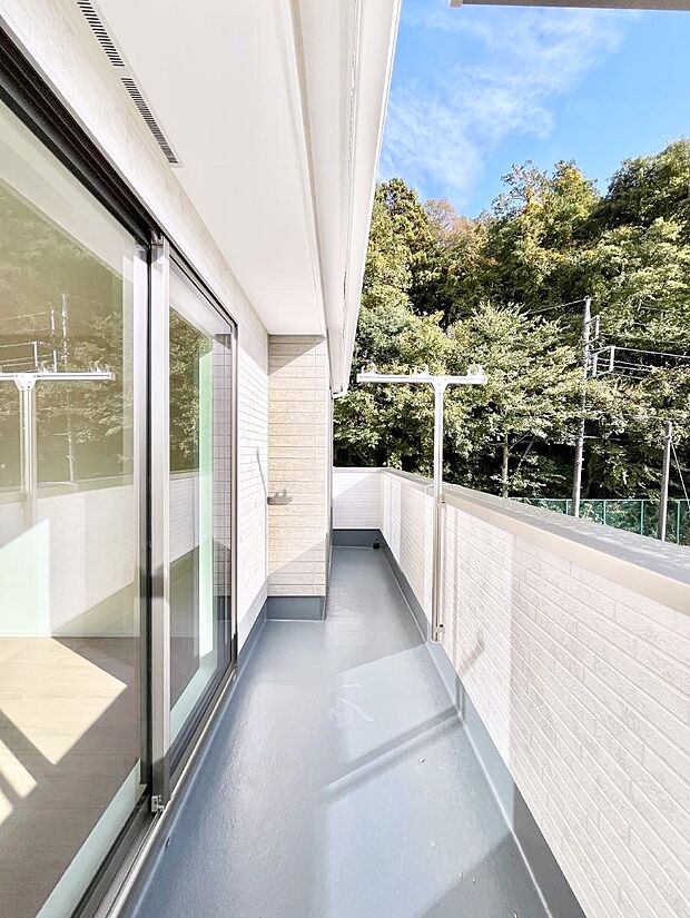 【バルコニー】暖かな陽光が降り注ぐバルコニーはお洗濯におすすめ。爽やかな風も心地よいです。