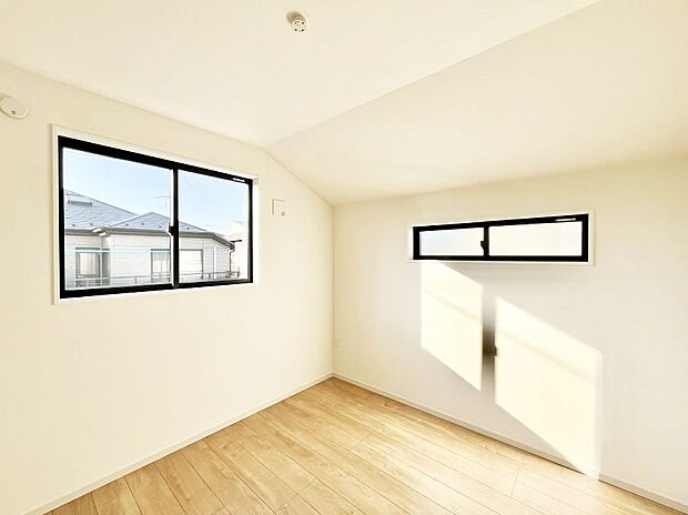 【子供部屋】窓からのやさしい光が心地よいプライベートルーム