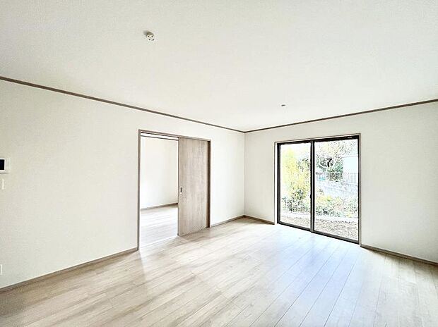 【リビングダイニング】大きな窓からたっぷりの陽光と風を感じられるリビング