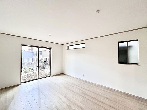 【ダイニング】家族の笑顔が自然と生まれてくる、そんな雰囲気のダイニングに仕上がっています。