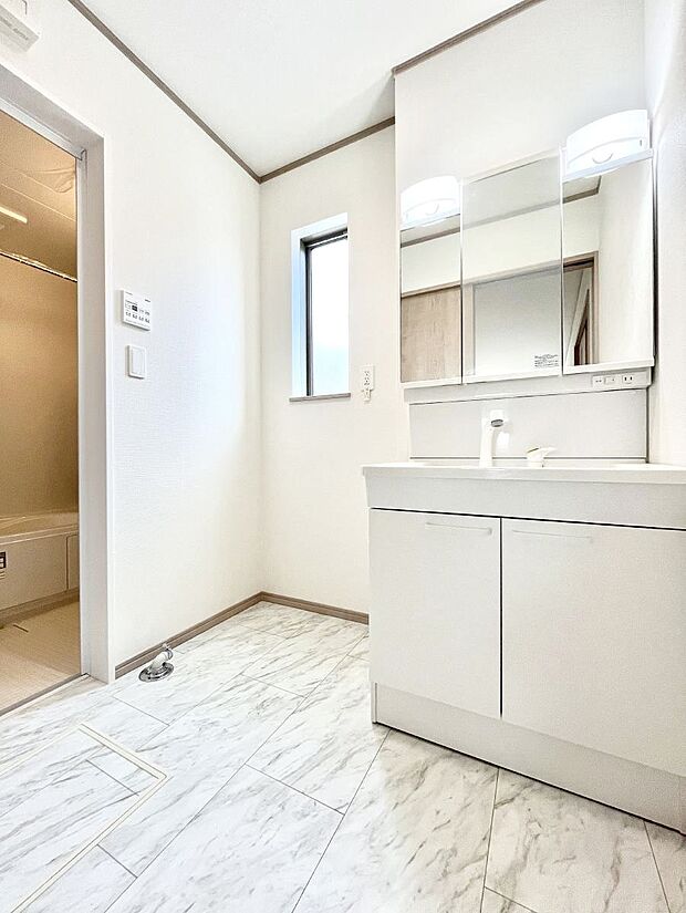 【脱衣場】清潔感のある快適空間です。毎日の身支度も気持ち良くお使い頂けます。 