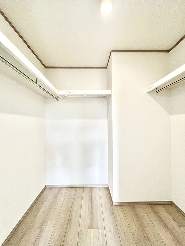 【ウォークインクローゼット】ウォークインクローゼット付きで生活空間を広く利用できます。