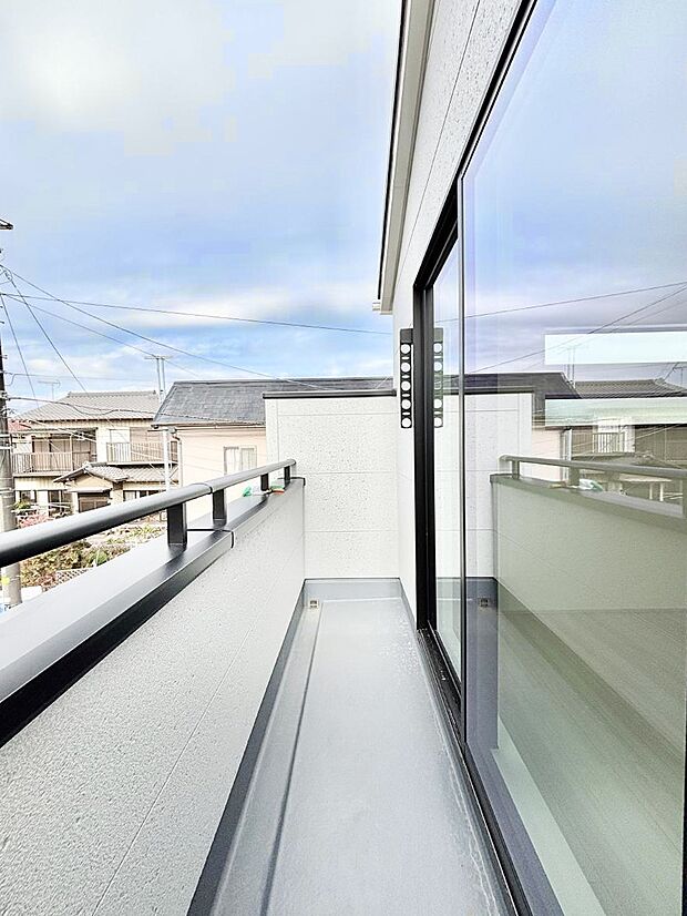 【バルコニー】暖かな陽光が降り注ぐバルコニーはお洗濯におすすめ。爽やかな風も心地よいです。