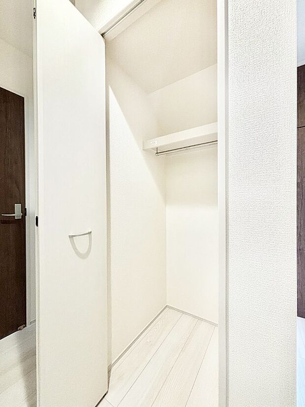 【廊下収納】廊下収納。掃除道具や季節の小物を収納することができます。