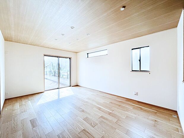 【ダイニング】日当たりの良いリビング。お気に入りのグリーンを飾れば更に心地よさがアップ！